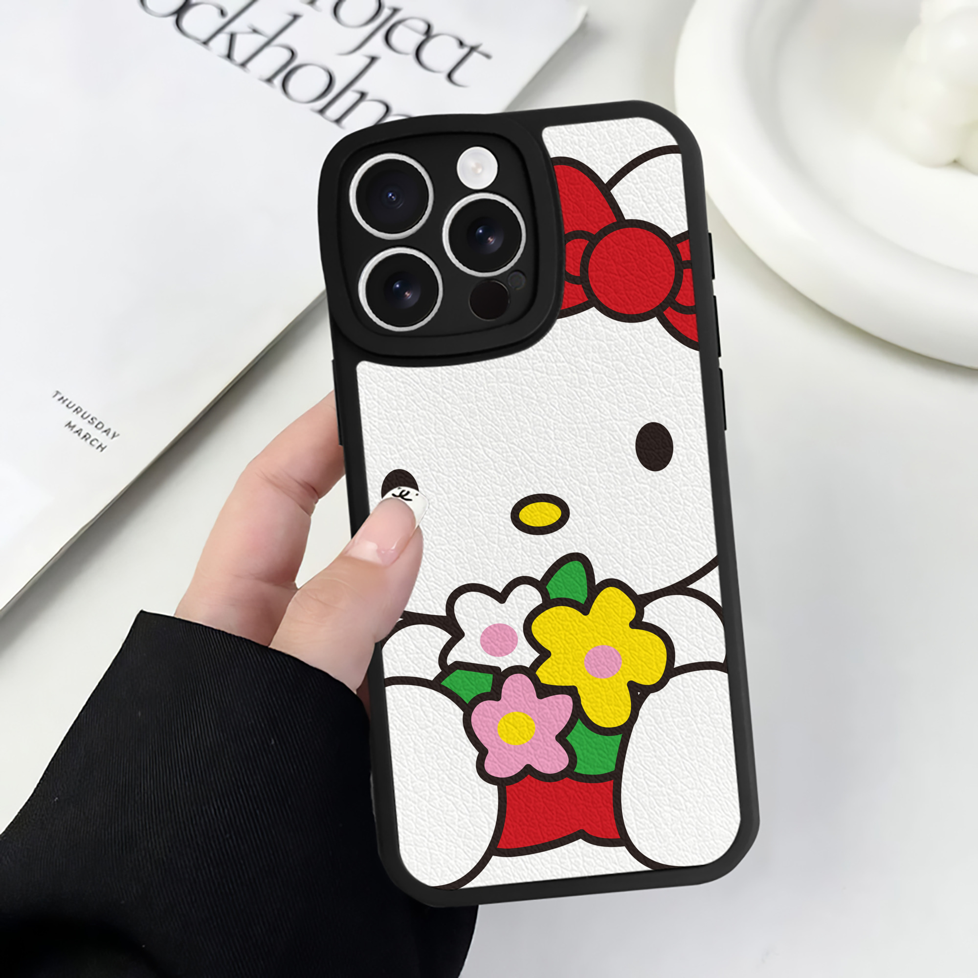 （画像用） Hello Kitty ハローキティ 【iPhone 16シリーズ対応】シリコンスマホケース（レザー調） 材質：シリコン